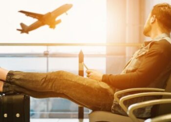Hombre esperando en aeropuerto