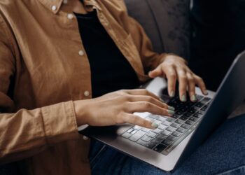 chica con portatil sentada