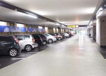 garaje con coches