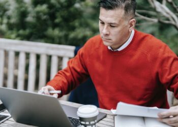 hombre de rojo trabajando