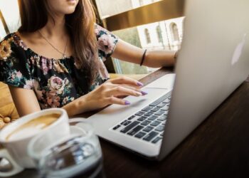 chica trabajando desde casa