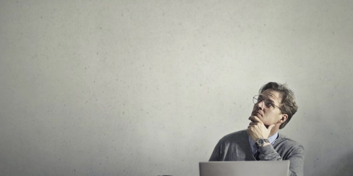 hombre mirando hacia arriba