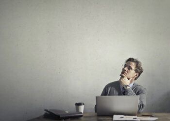 hombre mirando hacia arriba