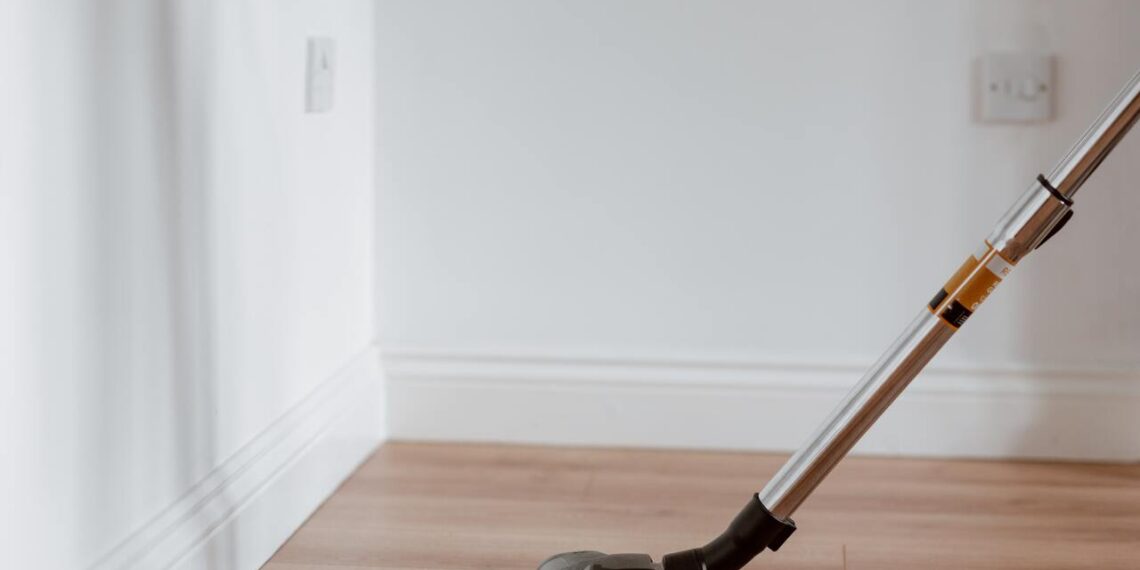 aspiradora sobre parquet