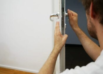 cerrajero reparando puerta