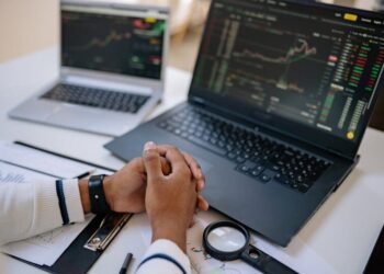 Caída de 2.7% en lunes negro de Wall Street