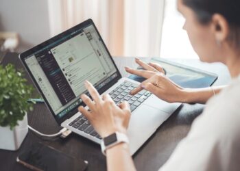 trabajando en el portatil