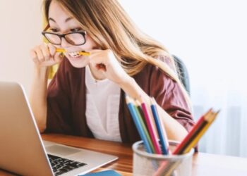 Chica estudiando nerviosa