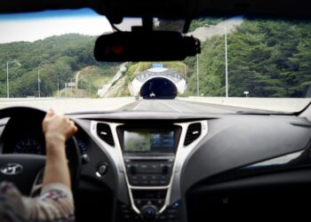 coche entrando en tunel