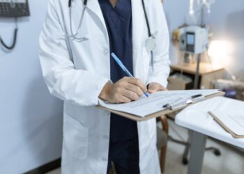 medico tomando nota