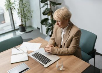 mujer con portatil