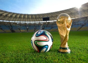 Copa y balon de futbol