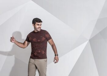 Hombre posando sobre fondo blanco
