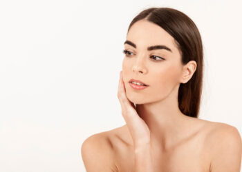 chica aplicando crema