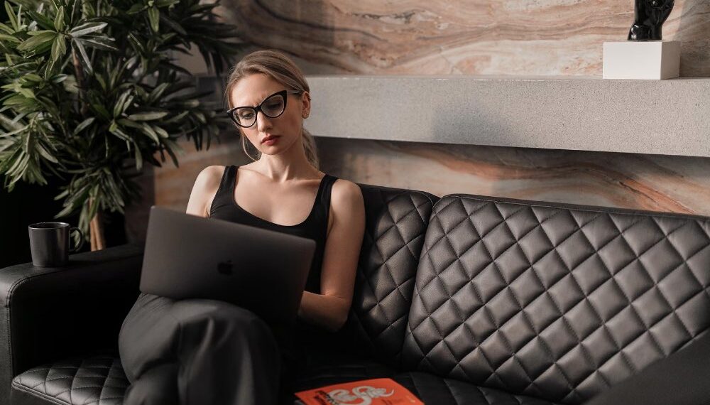 chica mirando el portatil