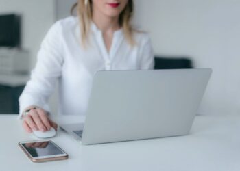 trabajando en portatil