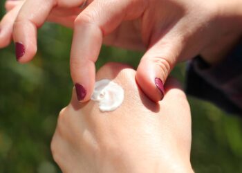 Mujer con crema en las manos