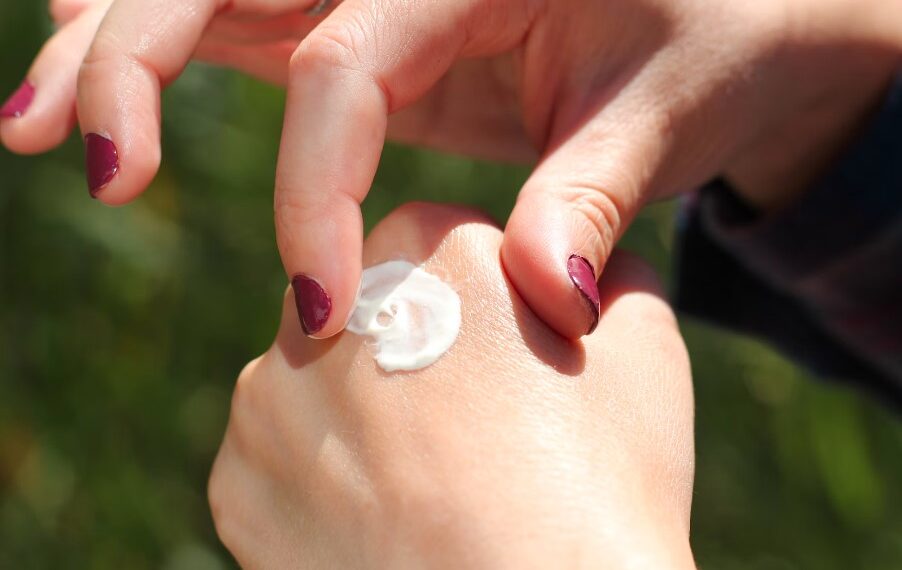 Mujer con crema en las manos