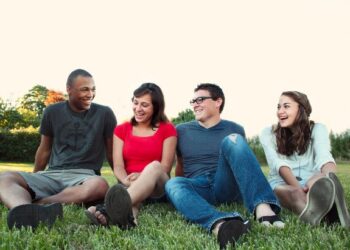 Amigos jovenes en cesped