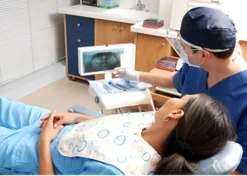 Dentista-explicando-tac