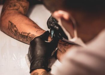 Hombre tatuando