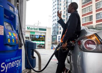Los consumidores estadounidenses esperan que la alta inflación persista este año, muestra una encuesta de la Fed de Nueva York
