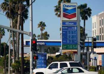 Los altos precios de la gasolina no detendrán los viajes de fin de semana del Día de los Caídos, dice el ejecutivo de AAA