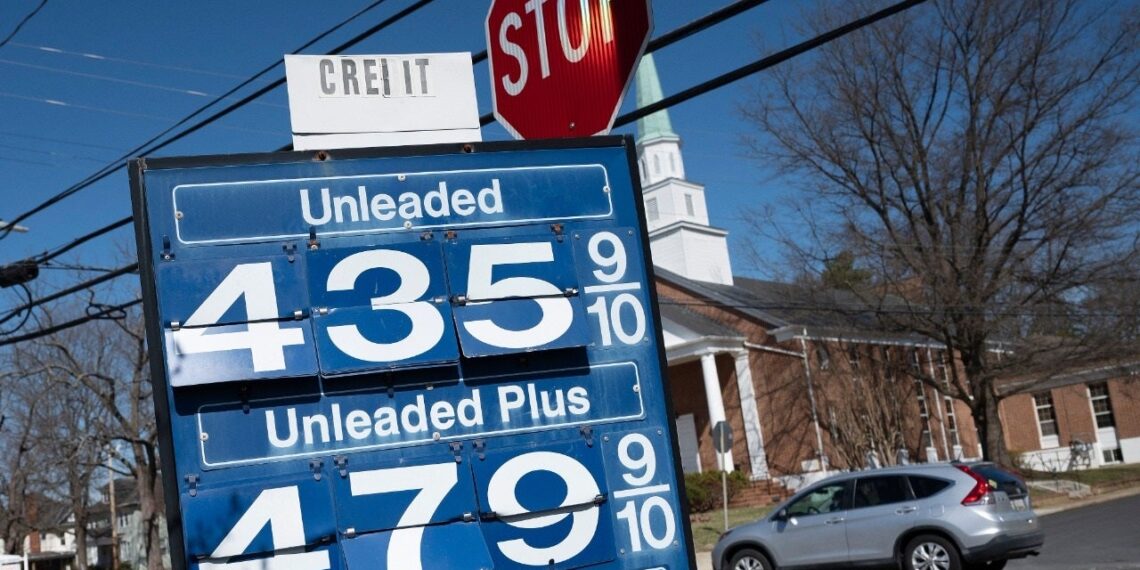 Los precios más altos de la gasolina 'aceptados' por los estadounidenses en medio de la demanda de viajes, dice economista de energía