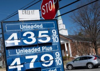 Los precios más altos de la gasolina 'aceptados' por los estadounidenses en medio de la demanda de viajes, dice economista de energía