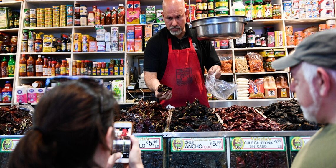 La inflación candente acabó con las ganancias salariales de la mayoría de los estadounidenses en mayo