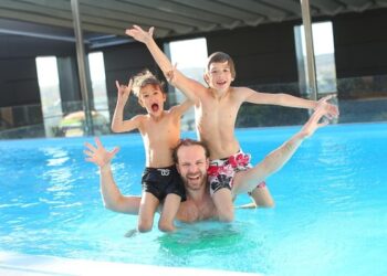 Niños en piscina