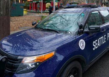 El alcalde de Seattle considera incentivos policiales en medio de la escasez de policías