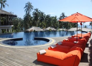 Terraza con piscina infinity