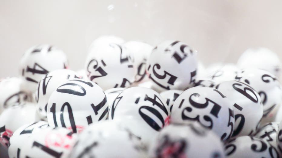 Grupo de bolas de lotería en blanco y negro