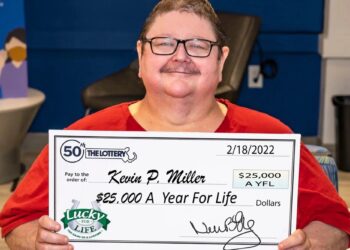 Hombre de Massachusetts gana la lotería de $25,000 al año en la misma tienda que compró anteriormente y gana un boleto de premio mayor de $1 millón