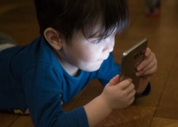 Niño con movil
