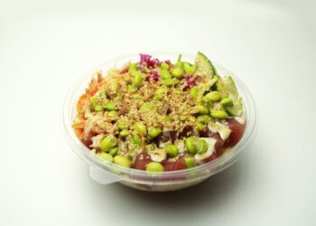 Plato de poke con atun