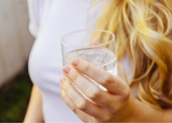 Descubre los beneficios de consumir agua alcalina