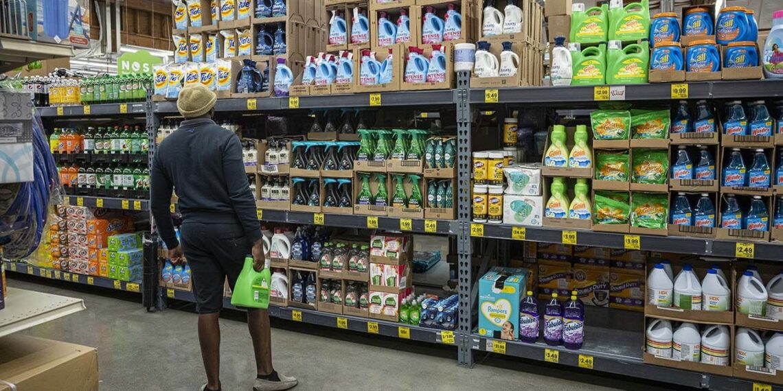 Inflación, escasez de inventario: cómo los consumidores sin efectivo pueden navegar las compras de comestibles