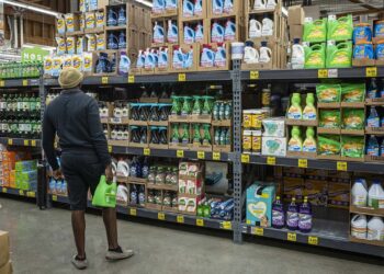 Inflación, escasez de inventario: cómo los consumidores sin efectivo pueden navegar las compras de comestibles