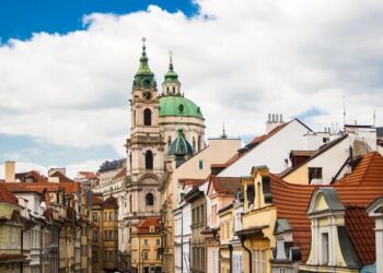 Praga se dibuja desde sus cien torres y marca las horas en un reloj con sorpresa