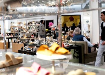 Las ventas minoristas se enfrían en julio, con una inflación vertiginosa que pesa sobre el gasto