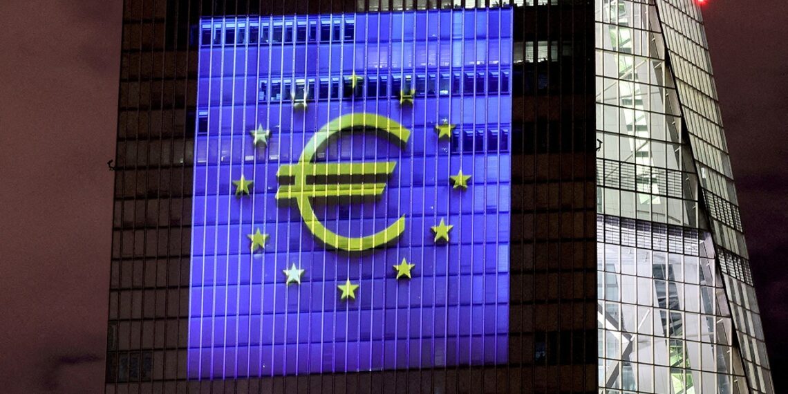 El euro cae por debajo de los 99 centavos, el nivel más bajo en dos décadas, después de que Rusia cerró el gas