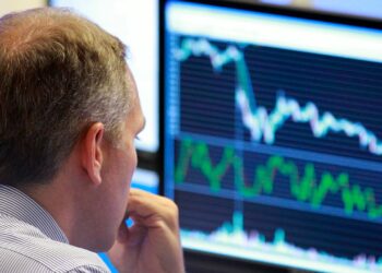 Las cuentas de jubilación sufren la inflación, pero los inversores mantienen el rumbo