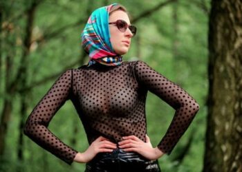 Mujer con blusa transparente con puntos negros