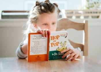 Niña leyendo libro hop on pop