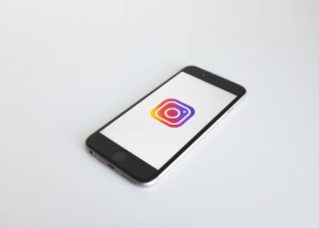 Telefono en fondo blanco con logo instagram