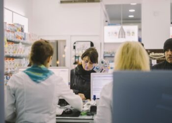 Personas comprando en farmacia