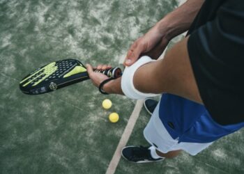 Hombre sujetando pala de padel