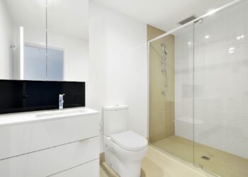 Baño con mampara de ducha